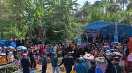 Warga saat mengikuti Pesta Rakyat Desa Cikamunding. (Istimewa)
