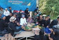 Kepala Desa Cikamunding, Yayan Hendayana (baju putih) saat memimpin acara murak tumpeng bareng dalam kegiatan Pesta Rakyat di Situ Cikamuning, Minggu, 30 April 2023. (Istimewa)