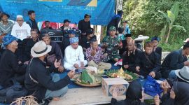 Kepala Desa Cikamunding, Yayan Hendayana (baju putih) saat memimpin acara murak tumpeng bareng dalam kegiatan Pesta Rakyat di Situ Cikamuning, Minggu, 30 April 2023. (Istimewa)