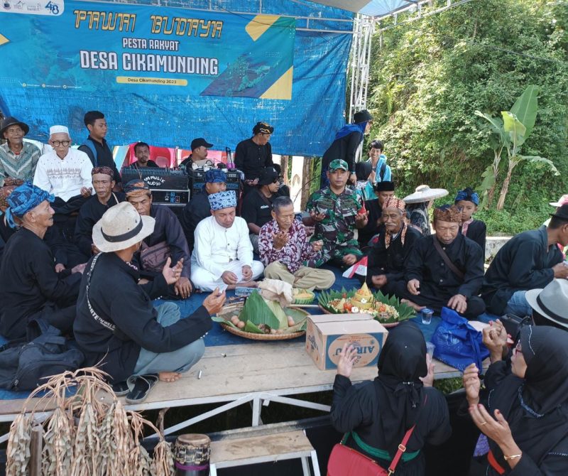 Kepala Desa Cikamunding, Yayan Hendayana (baju putih) saat memimpin acara murak tumpeng bareng dalam kegiatan Pesta Rakyat di Situ Cikamuning, Minggu, 30 April 2023. (Istimewa)