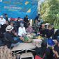 Kepala Desa Cikamunding, Yayan Hendayana (baju putih) saat memimpin acara murak tumpeng bareng dalam kegiatan Pesta Rakyat di Situ Cikamuning, Minggu, 30 April 2023. (Istimewa)