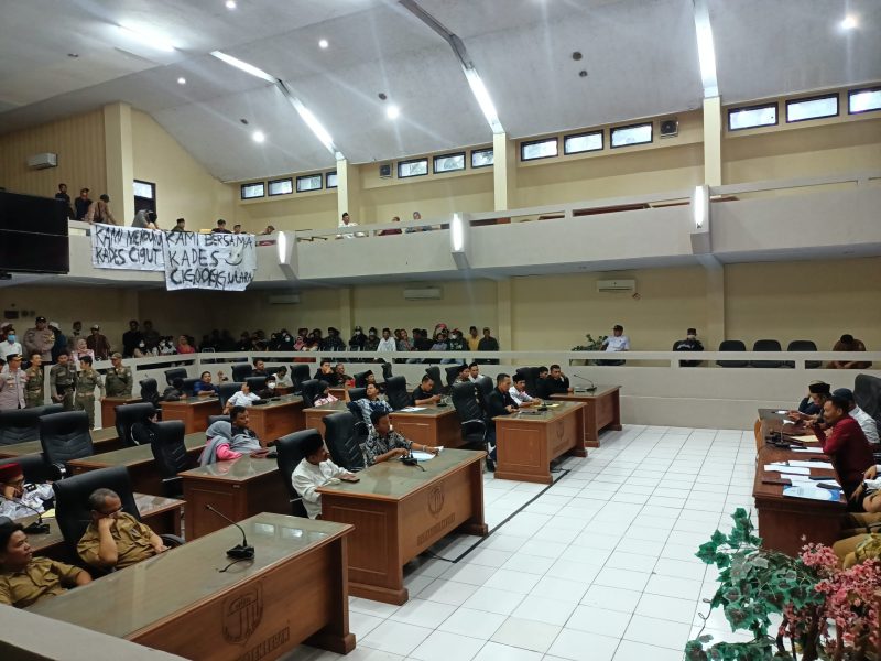 Warga Cigoong Utara saat menggelar RDP dengan DPRD dan Pemerintah Kabupaten Lebak. (istimewa)