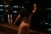 Mamah muda di Lebak tega menceburkan bocah ke Balong ranca lentah saat malam hari. (FOTO Tangkap Layar Video)