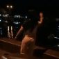 Mamah muda di Lebak tega menceburkan bocah ke Balong ranca lentah saat malam hari. (FOTO Tangkap Layar Video)