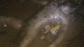 Mayat tanpa busana ditemukan warga tergeletak di bantaran sungai Cisimeut, Minggu, 24 April 2023. (Istimewa)