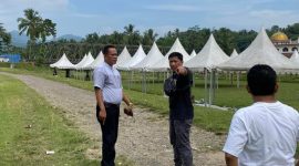 Wakil Ketua Kadin Lebak, Osep Mulyawan Karis saat meninjau kesiapan Carnaval Kebangkitan Ekonomi Kamantren Cisimeut. (Istimewa)
