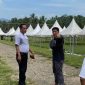 Wakil Ketua Kadin Lebak, Osep Mulyawan Karis saat meninjau kesiapan Carnaval Kebangkitan Ekonomi Kamantren Cisimeut. (Istimewa)