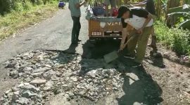 Anggota DPRD Banten, Iip Makmur saat melakukan perbaikan Jalan Tegalumbu - Cikatomas secara swadaya bersama masyarakat, tokoh dan karang taruna. (Istimewa)