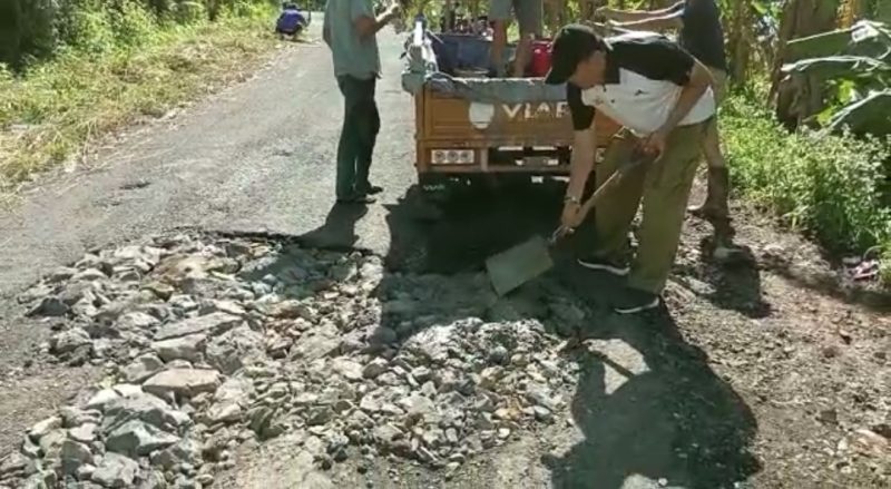 Anggota DPRD Banten, Iip Makmur saat melakukan perbaikan Jalan Tegalumbu - Cikatomas secara swadaya bersama masyarakat, tokoh dan karang taruna. (Istimewa)