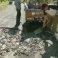 Anggota DPRD Banten, Iip Makmur saat melakukan perbaikan Jalan Tegalumbu - Cikatomas secara swadaya bersama masyarakat, tokoh dan karang taruna. (Istimewa)