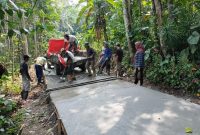 Pemerintah Desa Bendungan, Kecamatan Banjarsari, Kabupaten Lebak membangun jalan Kampung Batubanter. Proses perbaikan dilakukan dengan cara betonisasi. (Istimewa)
