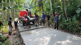 Pemerintah Desa Bendungan, Kecamatan Banjarsari, Kabupaten Lebak membangun jalan Kampung Batubanter. Proses perbaikan dilakukan dengan cara betonisasi. (Istimewa)