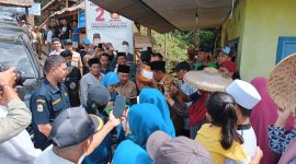 Warga Cikamunding Kabupaten Lebak Ramai-ramai ingin bertemu Bupati Lebak, Iti Octavia Jayabaya. (Istimewa)