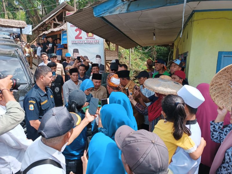 Warga Cikamunding Kabupaten Lebak Ramai-ramai ingin bertemu Bupati Lebak, Iti Octavia Jayabaya. (Istimewa)