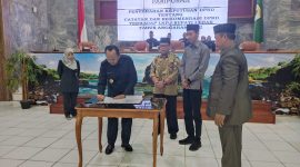Wakil Bupati Lebak, Ade Sumardi saat menandatangani dokumen usai Paripurna Hasil LKPJ Bupati tahun 2022. (Istimewa)