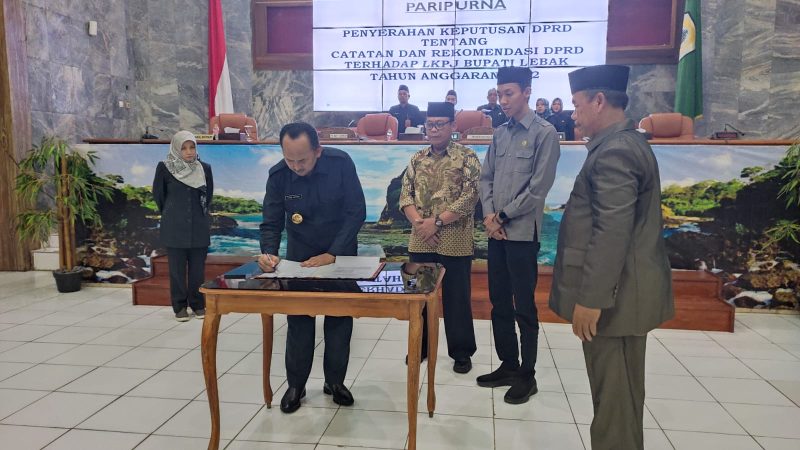 Wakil Bupati Lebak, Ade Sumardi saat menandatangani dokumen usai Paripurna Hasil LKPJ Bupati tahun 2022. (Istimewa)