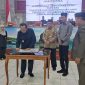 Wakil Bupati Lebak, Ade Sumardi saat menandatangani dokumen usai Paripurna Hasil LKPJ Bupati tahun 2022. (Istimewa)