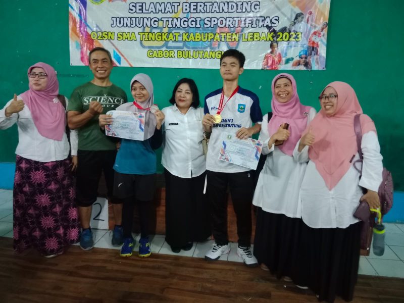 Pelajar SMAN 3 Rangkasbitung saat berhasil meraih medali emas. (Istimewa)