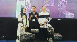Ketua BPC Gapensi Lebak, Nabil Jayabaya (kanan) didampingi istri Intan Nabil Jayabaya (kiri) saat menyerahkan doorprize sepeda listrik kepada salah satu warga. (Istimewa)