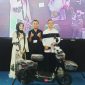 Ketua BPC Gapensi Lebak, Nabil Jayabaya (kanan) didampingi istri Intan Nabil Jayabaya (kiri) saat menyerahkan doorprize sepeda listrik kepada salah satu warga. (Istimewa)
