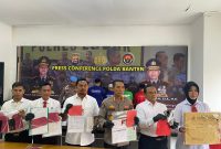 Kasatreskrim Polres Lebak, AKP Andi Kurniady (ketiga dari kiri) saat ungkap kasus TPPO di Polda Banten. (Istimewa)