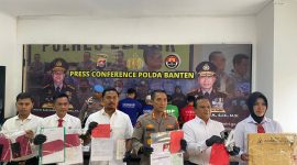 Kasatreskrim Polres Lebak, AKP Andi Kurniady (ketiga dari kiri) saat ungkap kasus TPPO di Polda Banten. (Istimewa)