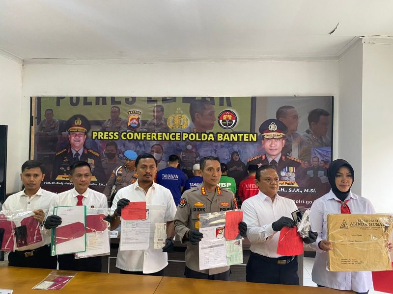 Kasatreskrim Polres Lebak, AKP Andi Kurniady (ketiga dari kiri) saat ungkap kasus TPPO di Polda Banten. (Istimewa)