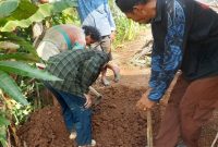 Proses pemasangan septictank individu di Desa Pajagan, Kecamatan Sajira, Kabupaten Lebak. (Istimewa)