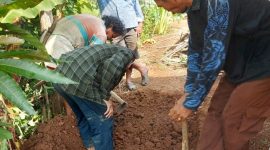 Proses pemasangan septictank individu di Desa Pajagan, Kecamatan Sajira, Kabupaten Lebak. (Istimewa)
