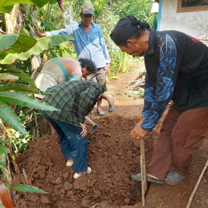 Proses pemasangan septictank individu di Desa Pajagan, Kecamatan Sajira, Kabupaten Lebak. (Istimewa)