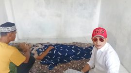 Ketua BPC Gapensi Lebak, Moch. Nabil Jayabaya saat meninjau kondisi Emak Rani. (Istimewa)