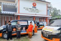 Caleg DPRD Banten nomor urut 3, Dian Wahyudi (tengah) didampingi Caleg DPR RI Dapil Banten 1, Ade Salamun (kanan) saat melaunching mobil Salam di kantor DPD PKS Lebak. (istimewa)