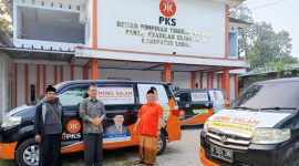 Caleg DPRD Banten nomor urut 3, Dian Wahyudi (tengah) didampingi Caleg DPR RI Dapil Banten 1, Ade Salamun (kanan) saat melaunching mobil Salam di kantor DPD PKS Lebak. (istimewa)