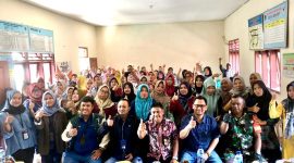 PNM Mekaar Serang saat foto bersama dengan para nasabah usai melakukan pelatihan Mba Maya. (Istimewa)