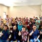 PNM Mekaar Serang saat foto bersama dengan para nasabah usai melakukan pelatihan Mba Maya. (Istimewa)
