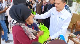 Ketua DPC Peradi Rangkasbitung, Jimi Siregar saat memberikan bingkisan secara simbolis kepada anak stunting di Kabupaten Lebak. (Istimewa)