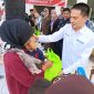 Ketua DPC Peradi Rangkasbitung, Jimi Siregar saat memberikan bingkisan secara simbolis kepada anak stunting di Kabupaten Lebak. (Istimewa)