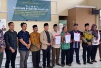 Kepala Kanwil Kemenag Banten, Nanang Fatchurohman (Jas krem) saat foto bersama usai menyaksikan penandatanganan pakta integritas. (Istimewa)