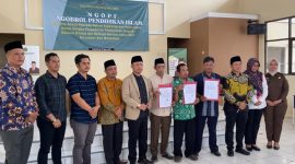 Kepala Kanwil Kemenag Banten, Nanang Fatchurohman (Jas krem) saat foto bersama usai menyaksikan penandatanganan pakta integritas. (Istimewa)