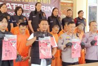 Kapolres Lebak, AKBP Suyono (kedua kanan) didampingi Kasatreskrim Polres Lebak, AKP Andi Kurniady (rompi hitam) saat ungkap kasus C3 selama 2 pekan. (Istimewa)