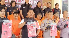 Kapolres Lebak, AKBP Suyono (kedua kanan) didampingi Kasatreskrim Polres Lebak, AKP Andi Kurniady (rompi hitam) saat ungkap kasus C3 selama 2 pekan. (Istimewa)