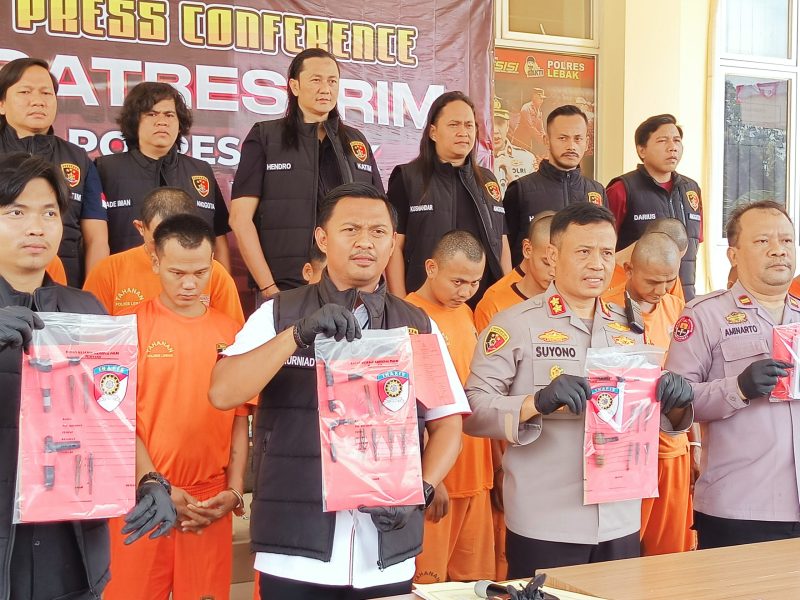 Kapolres Lebak, AKBP Suyono (kedua kanan) didampingi Kasatreskrim Polres Lebak, AKP Andi Kurniady (rompi hitam) saat ungkap kasus C3 selama 2 pekan. (Istimewa)