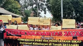 Warga saat menggelar aksi damai mengungkap kebenaran mengenai polemik di Jayasari. (Istimewa)
