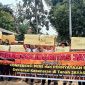 Warga saat menggelar aksi damai mengungkap kebenaran mengenai polemik di Jayasari. (Istimewa)