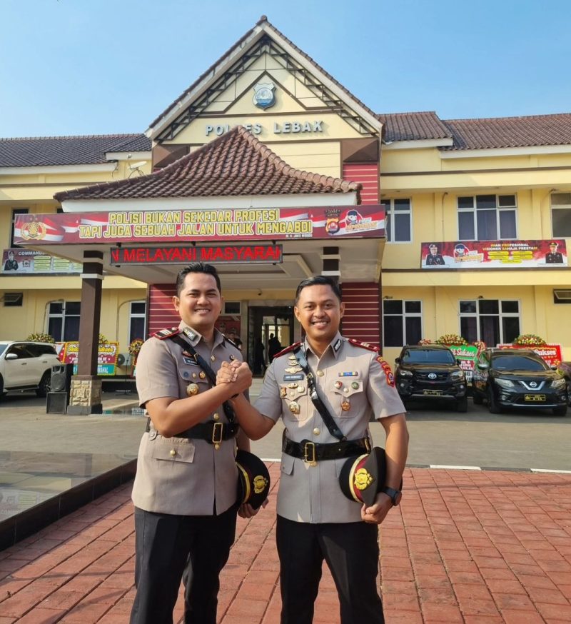 Kasatreskrim Polres Lebak, AKP Wisnu Adicahya (kiri) saat serah terima jabatan. (Istimewa)
