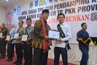 Ketua DPC Peradi Rangkasbitung, Jimi Siregar mendapat penghargaan sebagai bapak asuh anak stunting di Kabupaten Lebak. (Istimewa)