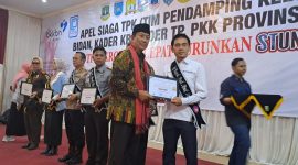 Ketua DPC Peradi Rangkasbitung, Jimi Siregar mendapat penghargaan sebagai bapak asuh anak stunting di Kabupaten Lebak. (Istimewa)