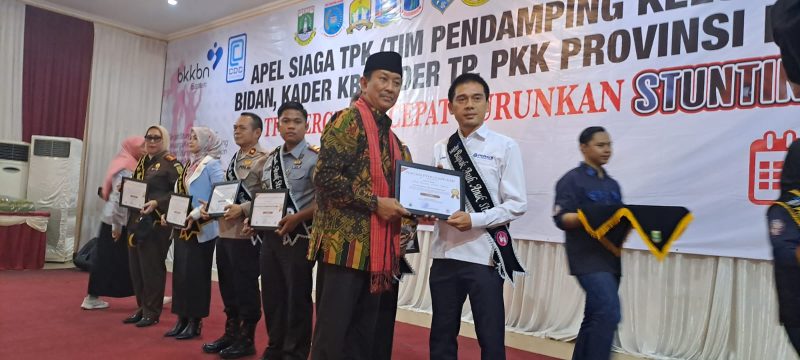 Ketua DPC Peradi Rangkasbitung, Jimi Siregar mendapat penghargaan sebagai bapak asuh anak stunting di Kabupaten Lebak. (Istimewa)