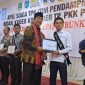Ketua DPC Peradi Rangkasbitung, Jimi Siregar mendapat penghargaan sebagai bapak asuh anak stunting di Kabupaten Lebak. (Istimewa)