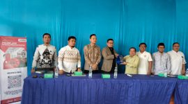 Ketua Bawaslu Banten, Ali Faisal saat menerima plakat usai sosialisasi JDIH di Universitas Setia Budhi Rangkasbitung. (istimewa)